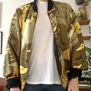  -  Supersnygg bomberjacka med picassomönster! 