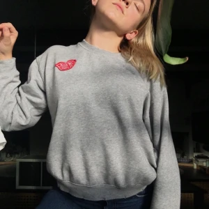  - SWEATSHIRT ✨ supermysig trashad sweatshirt med patch!! Verkligen en favorit som passar både uppklätt och nerklätt. Väl använd men i gott skick!!