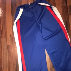  - Skit skygga byxor Strl 36 funkar även för 38. Öppna i benen. Aldrig använda.