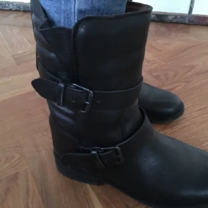  - Tuffa svarta WAKE BOOTS från SAMSOE SAMSOE  i skinn med fina detaljer och i nyskick Endast använda vid enstaka tillfälle