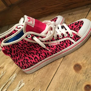 - Oanvända Adidas skor, leopardmönstrade rosa väldigt snygga men inte min stil då jag inte gillar rosa bra skick. Swish går bra köpare står för frakt