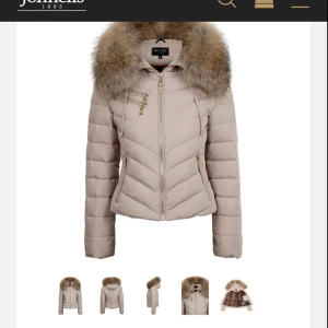  - Hej!Säljer en oanvänd Hollies Jacka I Guld/beige. Storlek 32 Inköpt för 3999kr säljer för 2999kr eller bud:)Eftersom att den är oanvänd alltså i nyskick kommer jag inte acceptera skambud!Kontakta mig