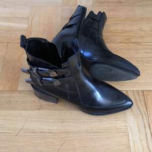 Brand :ZARA almost new used for three times only Genuine lather  New price:1350kr Size:38