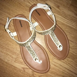  - Super snygga o sköna sandaler som endast är använda en gång, alla stenar sitter kvar, köparen står för frakt 