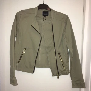  - Superfin militärgrön vårjacka, använd ett fåtal gånger. Säljes pga för liten stl, köparen står för frakten 