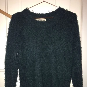  - Fluffig grön tröja köpt på Solo