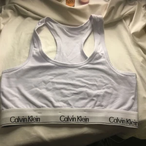  - Vit fake Calvin Klein top, använd nån gång men är i mycket bra skick, swish går bra köpare står för frakt