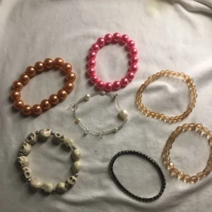  - 7 olika armband, kan säljas separat om du inte vill ha alla kontakta mig om det är så, swish går bra köpare står för frakt 