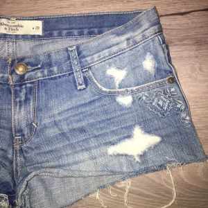  - Jeansshorts från A&F. Storlek W28 (S/M). Ganska korta, men ger rumpan en väldigt snygg form. Nypris ca 750kr