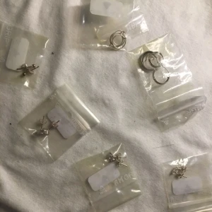  - Äkta silver örhängen, aldrig använda har inte tagit ut dom ut påsen heller, för närmare bild kontakta mig, swish går bra köpare står för frakt