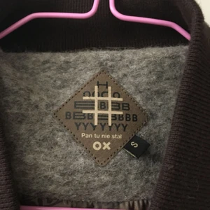  - Unik jacka i 90% Ull inköpt hösten 2017 i Warzawa i den polska butiken ”pan tu nie stal”. Använd högst fem gånger så i nästintill nyskick. Strl S som nog kan passa även en  som vanligtvis har M pga inte den tightaste modellen. Jag bjuder på frakten. Se gärna mina andra annonser, garderobsrensning denna vecka. 