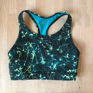  - Snygg sport-bh från Casall, använd en gång!