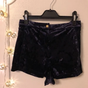 - Mörkblå/lila sammetsshorts med fickor på framsida. Från Topshop i storlek 36. Använda endast en gång. 60kr + ev. fraktkostnad via Swish
