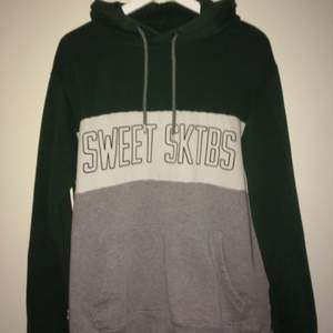  hoodie från Sweet Sktbs. 