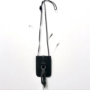  - Mobilfodral som går att hänga runt halsen med snygga detaljer från H&M säljes för 50kr, frakt tillkommer. Kan även mötas upp i Malmö. Betalning sker via swish. 