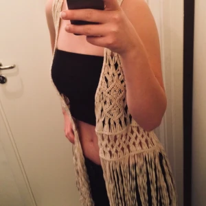  - Fin bohemisk ”kofta”/väst med fransar från Mango. Aldrig använd. Köparen betalar för ev. frakt.