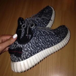  - Oanvända yeezys (inte äkta) i bra skick! Bekväma och rörliga.