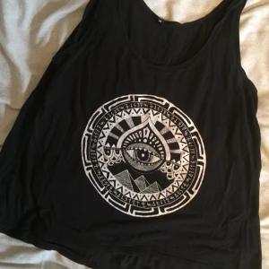  - Linne med snyggt tryck på! 50kr pp🌸