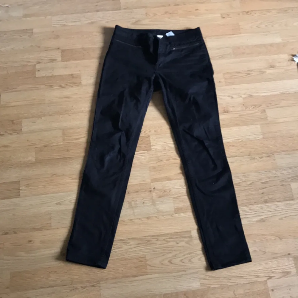 Sparsamt använda svarta jeans från monki med dragkedjsfickor framtill  Kan levereras till Stockholm. Jeans & Byxor.