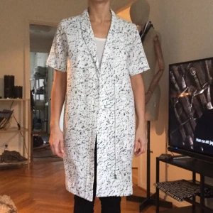  - Kaftan/klänning ifrån Cos. Går att stänga med dragkedja och använda som klänning eller ha öppen. Jag betalar frakt och har swish