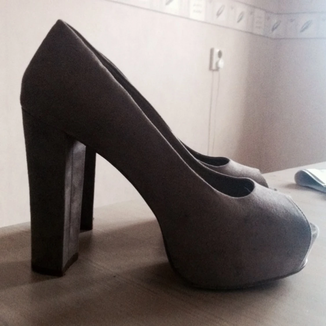 Sand färgade skor från bikbok. Något slitna på sulan.  - 1385805465