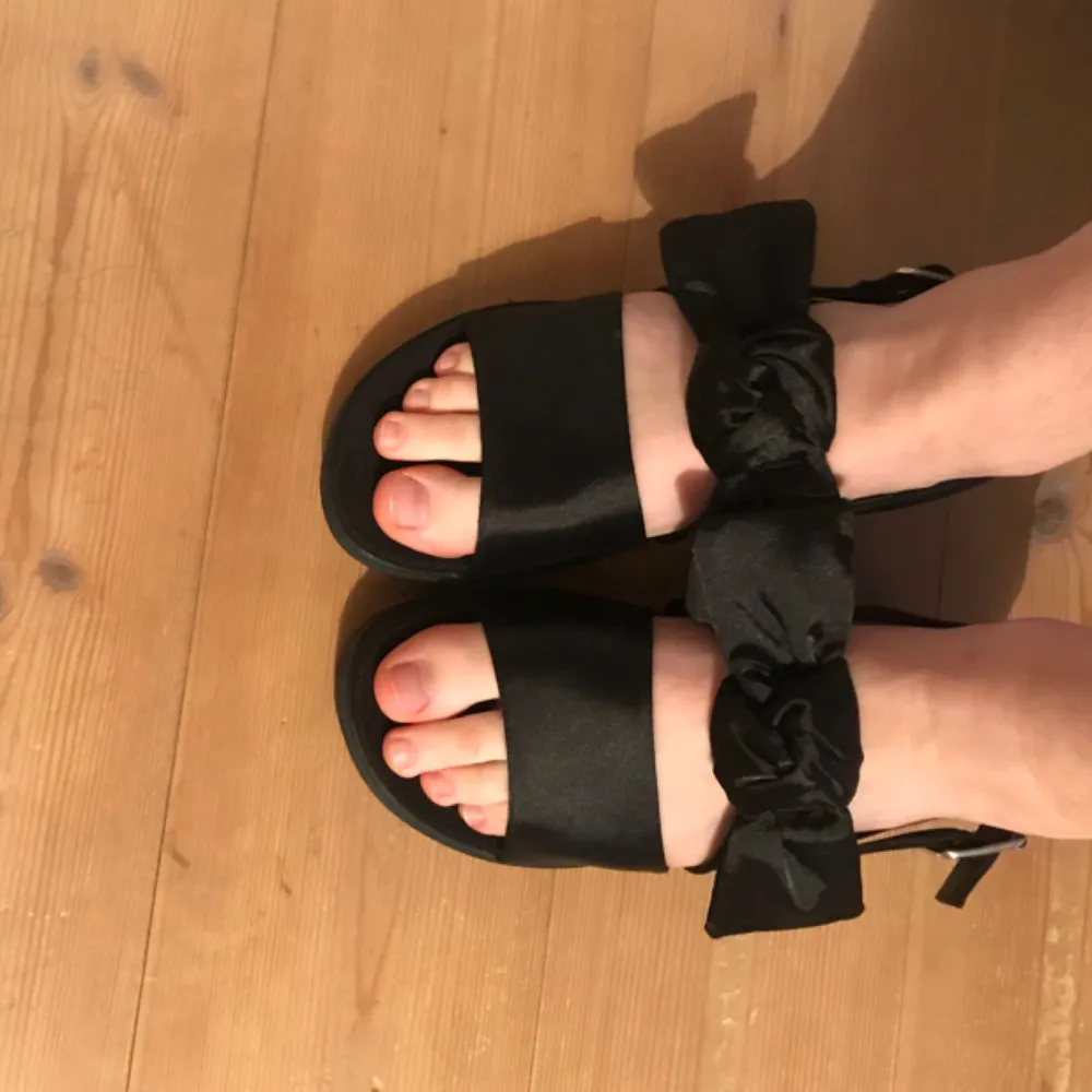 Jättesöta sandaler från monki i Strl 36 men passar mig med 37 också. Köpte dom i somras till en resa men dom blev aldrig använda så dom är endast testade✨ justerbara spännen på sidan:) Köparen står för frakt✨. Skor.