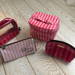  - Necessärer från Victoria secret alla äkta och köpta på flygplatser/vs affärer.   Största - 150kr (nypris ca 400)  Näst största (sista bilden) - 80 kr(nypris ca 250) Ljus rosa - 100kr (nypris ca 250) Minsta - 50kr (nypris ca 150)  