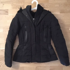  - Snygg basic svart vinterjacka i kort modell. Köpt på Zara. Luva med fuskpäls!