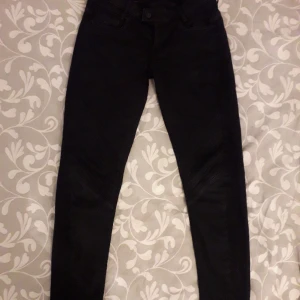  - G-star bikerjeans! Storlek 25/30. Bedömmer att man kan ha dessa även med W27 beroende  av hur man vill dom ska sitta!  Se gärna mina övriga annonser. Jag kan samfrakta vid flera köp.