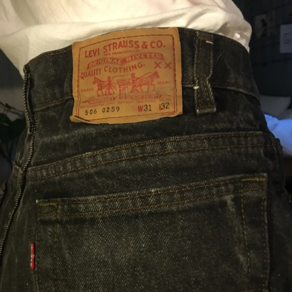 Snygga Levis jeans, W-30 L-32.  Bilden är tagen där jag håller in midjan på byxorna då de är för stora för mig.. Jeans & Byxor.
