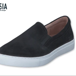  - Säljer ett par svarta, jättefina och populära slip-in skor från märket Dasia. Material: mocka. Strl 37. Köpta på Scorett okt 2016. Som nya. Inga märken, knappt märkbar slitage. Nypris 700-800 kr. 