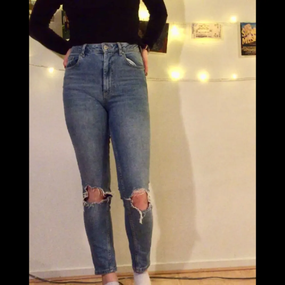 Högmidjade jeans i modellen Leah från Gina med hål vid knäna. Använda men fint skick! Skickas mot fraktkostnad  eller möts upp i Linköping 💘. Jeans & Byxor.