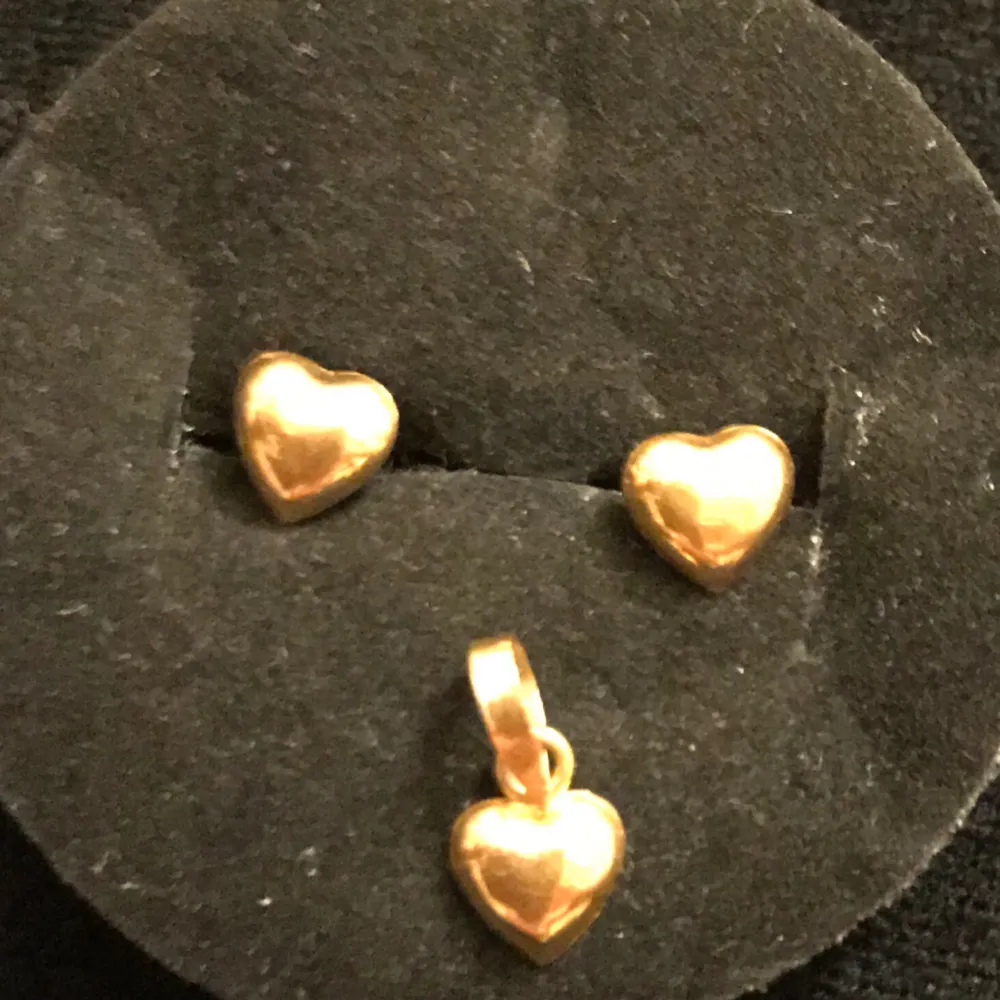 Selling my real gold heart shape set . Accessoarer.