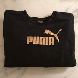 Svart Sweatshirt från Puma ✨