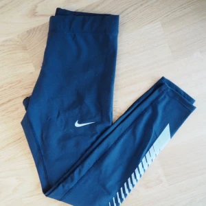  - Löpartights med reflexer nertill. Aldrig använda!