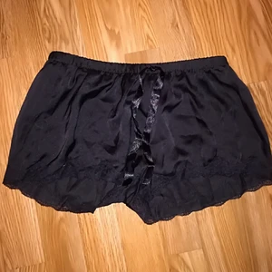  - Pyjamasshorts i silkesmaterial. Storlek XS, men passar upp till M då det är stretch i midjan. Helt oanvända. Annonsen ligger även ute på flera ställen!   ✨ Paketpris vid köp av mer än 1 vara ✨