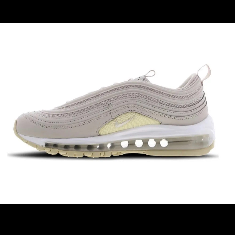 Säljer dessa beiga Nike air Max 97, köpta på Zalando för 1800kr för ungefär ett år sen! Skick: använda, finns vissa små slitningar därav priset, 7/10. Strl 38, US 4.5. Köpare står för frakt!. Skor.