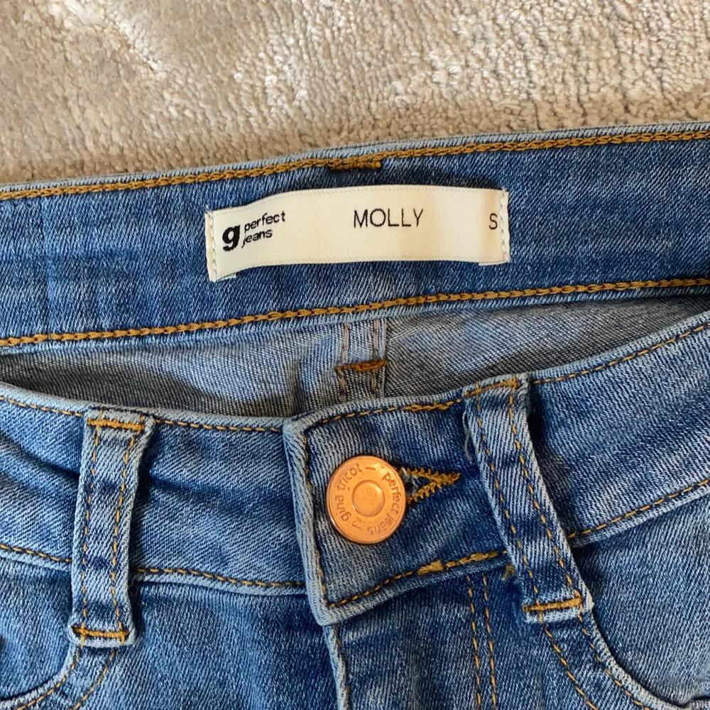 Gina tricot jeans. Modellen molly destroyed jeans. Använda ett fåtal gånger. Jeans & Byxor.