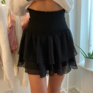 Supersnygg svart volangkjol - Jättefin volangkjol, tyvärr för kort och säljes därför. Kan mötas upp i Sthlm, annars tillkommer frakt 💖