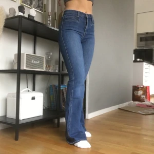 Jeans Madewell flare - Supersnygga vida jeans från Madewell, modell Flea Market Flare. Storlek 26 (XS-S). Bra skick, endast några slitningar längst ner baktill på byxbenen men ser ut som att det ska va så. Nypris 1200kr
