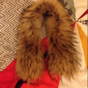  - Denna pälskragen är äkta, från min jacka. Som ni ser är den med knappar, och vissa har tyvärr lossnat. Man kan antingen sy till nya knappar heller hitta på något annat sätt som passar dig bäst. Raccoon (tvättbjörn. Bra sick och fin färg fyllig är den också.