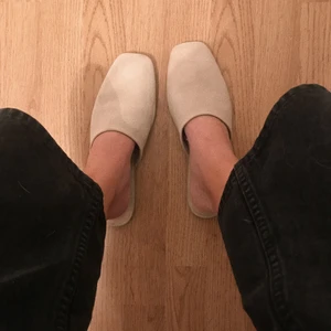Mules - Beige mules sandaler från zara i material mocka. Jag själv bär storlek 37 men skorna skulle kunna passa 38a också. Inköpspris 400 kr. Använd en gång. Frakt 22 kr