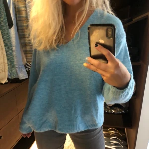 Blå stickad tröja  - Skönaste tröjan i en så härlig färg!! Lite oversize💙