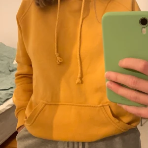 Gul hoodie - Gul hoodie från BikBok. Lite noppig men annars fin. Pris kan diskuteras . Köparen står för frakten (: