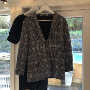 Kavaj - Världens finaste mönstrade kavaj. Köpt second hand och tagit bort axelvaddarna som var i vilket ger en lite mer feminin look på det hela! Väl omhändertagen och passar till ALLT. 