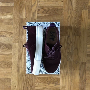 Eytys mother storlek 37 - Säljer ett par nästintill oanvända eytys mother i storlek 37! kanske använt 2-5 gånger och det syns bara på undersidan, inga anmärkningar i eller på skon annars! 