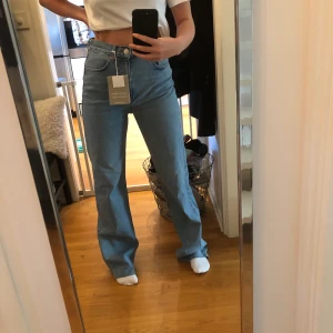 Pull & Bear jeans - Säljer de här supersnygga jeansen från pull&bear. Helt oanvända och med prislapp kvar! Säljer på grund av felköp av storlek. Är flera intresserade blir det budgivning. Frakt på 63kr tillkommer 😊