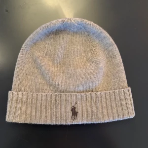 Ralph lauren mössa - Säljer min gråa Ralph lauren mössa pga använder för lite. Den är i jättebra skick och knappt använd. Nypris 499kr