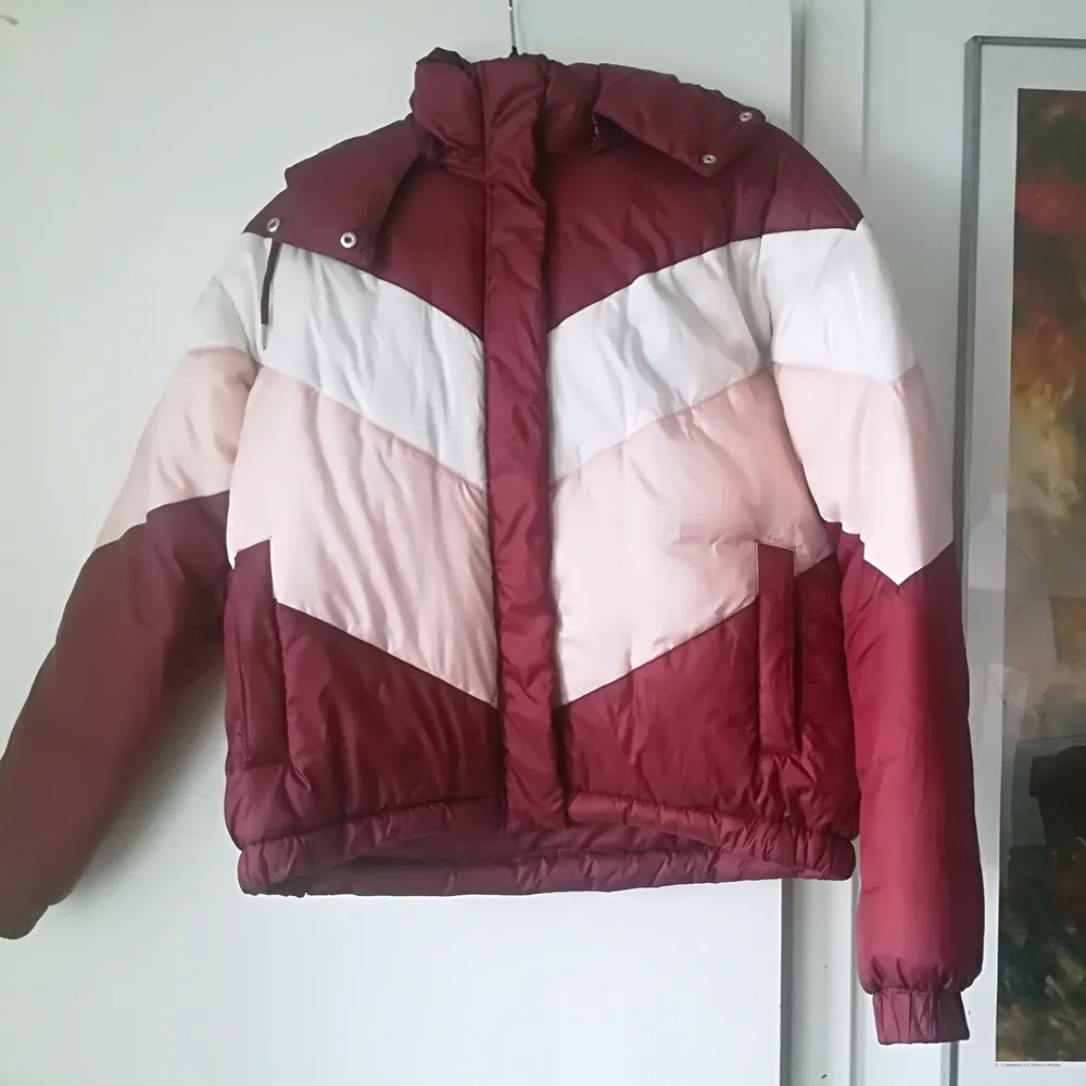 Retro puffer jacket from Monki in size S, nice and warm, with removable hood. The jacket is 56cm long and 63x2cm wide.🌞🌞. Jackor.