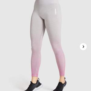 Säljer dessa ombre rosa/gråa leggings från gymshark! Jättesköna o bekväma, squatproof. Djur- och rökfritt hem.  